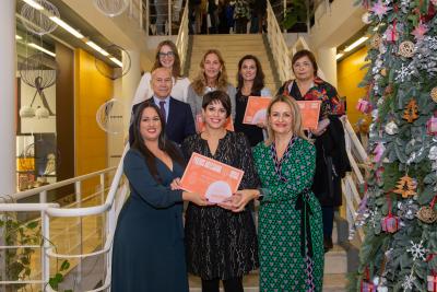 Foto de familia de las personas galardonadas en los Premios Artesanía 2023 junto con la consellera de Innovación, Industria, Comercio y Turismo, ...
